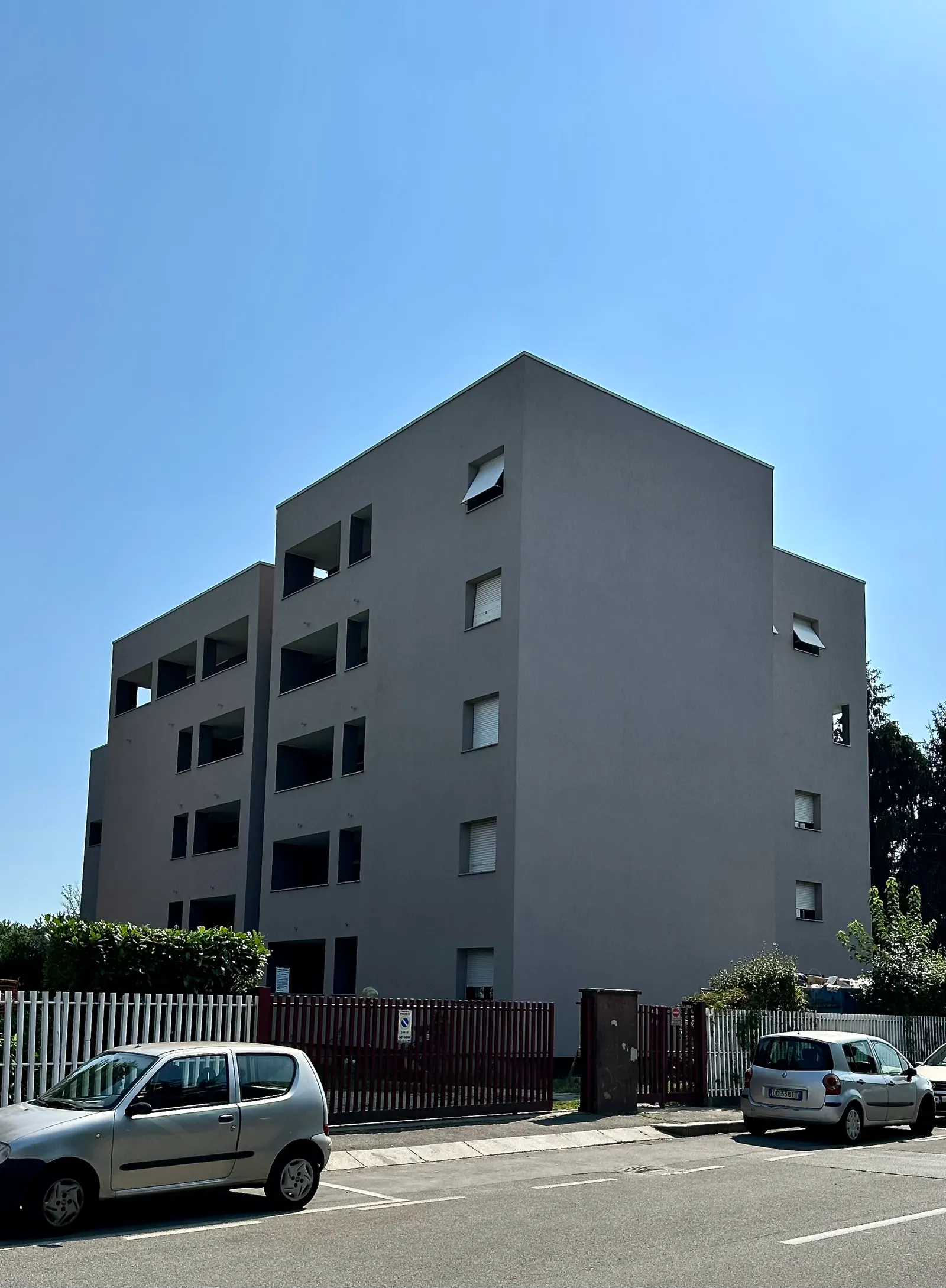 Edificio residenziale in via Walter Tobagi, Pioltello, con nuovo cappotto e facciate